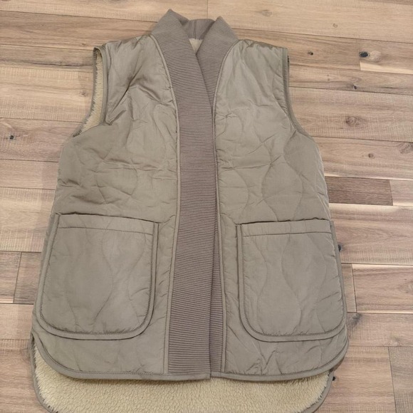 Varley Jackets & Blazers - VARLEY Covey Reversible Quilt Gilet Sz small